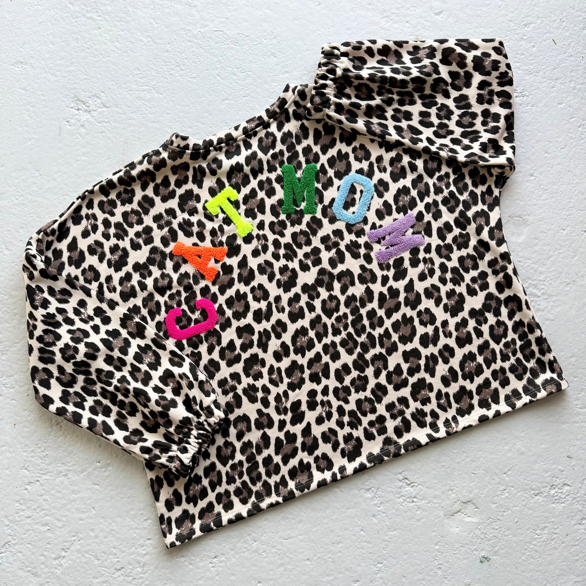 ‘CAT MOM’ LEOPARD COTTON SWEATSHIRT