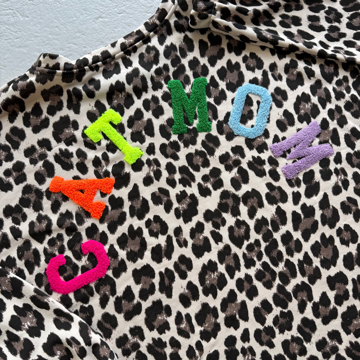 ‘CAT MOM’ LEOPARD COTTON SWEATSHIRT